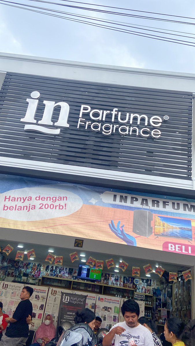 bangkitduy's tweet photo. bangsat, baru kali ini beli parfum antri https://t.co/xUbwV2eGfg