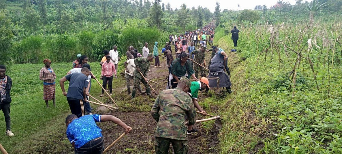 Umuyobozi w'Akarere Wungirije Ushinzwe Imibereho Myiza Madamu MUKASE Valentine ari kumwe na Depite IMANIRIHO Clarisse bifatanyije n'abatuye mu Mudugudu wa Cyimana mu Kagari ka  Kibirizi mu Murenge wa Rubengera mu gukora umuhanda wo muri uyu murenge.