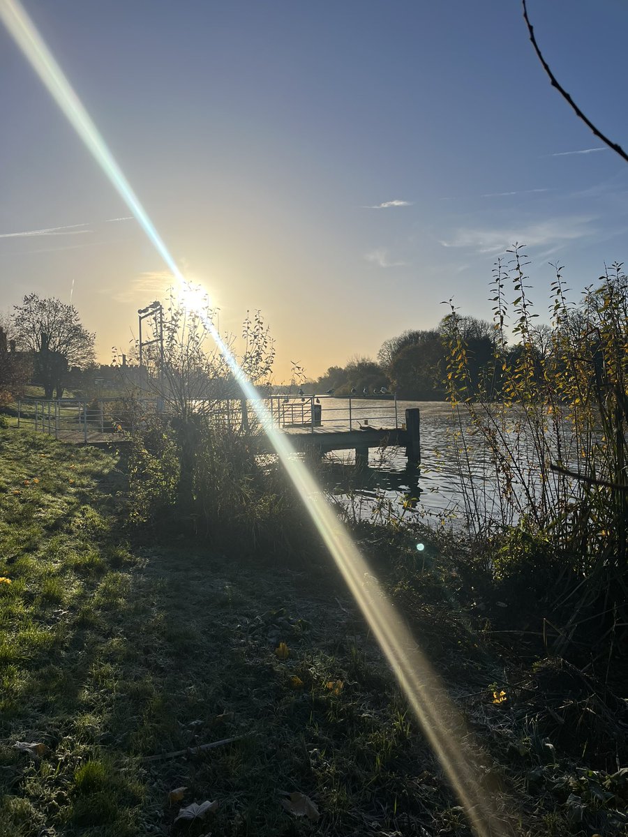 It’s a lovely morning in #hamptoncourt - enjoy the weekend all!