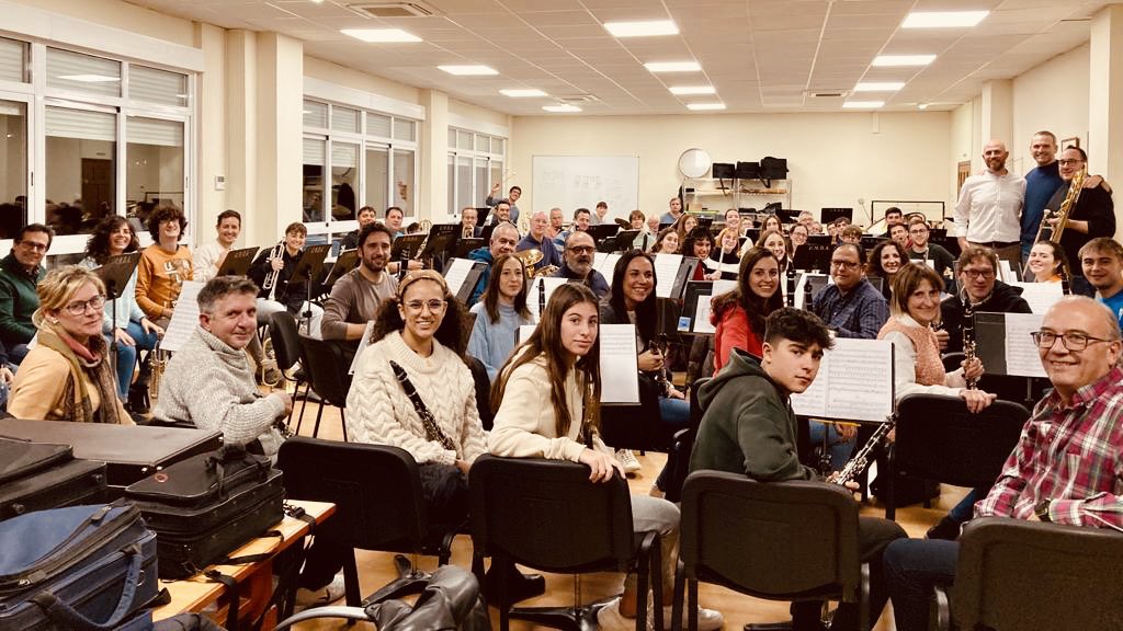 FrancescoDUrs20's tweet image. Prêts pour la première de “Ginevra” de Alfonso Yépez Santamaría 😎🔥

Societat Unió Musical d'Alcoi
Direction: Iñaki Lecumberri Camps

#creation #composer #newpiece #newcomposition #newmusic #alcoy #espagne #trombone #musician #musiclife  #musician #musiclife #ginevra