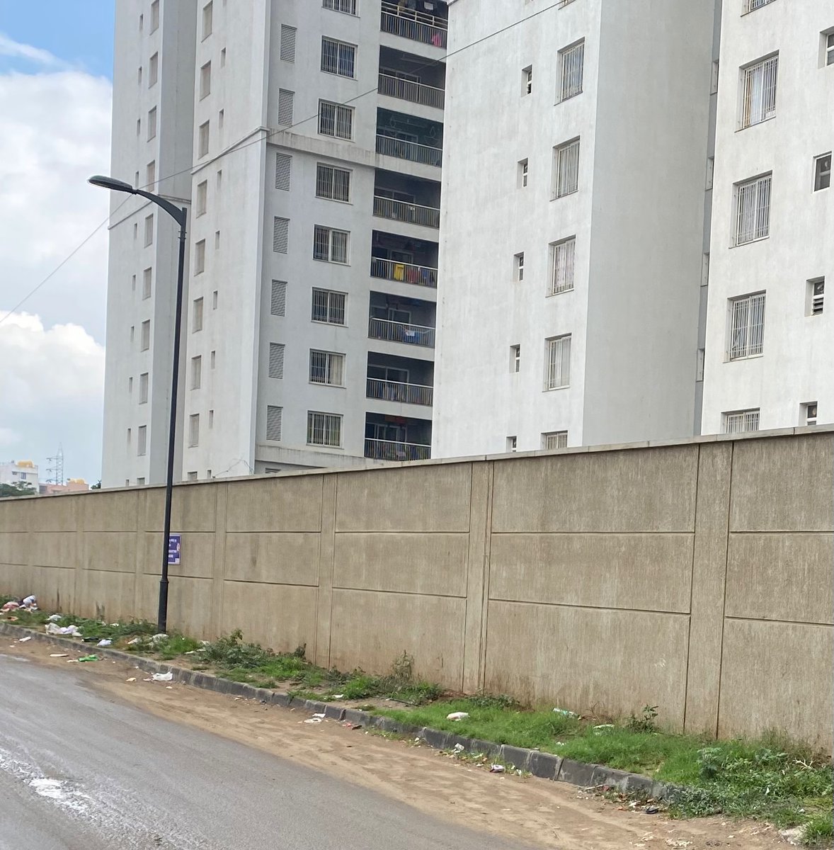 Gauravarora2907's tweet photo. Want to highlight condition around the @SobhaLtd  Silicon oasis, Dogganagamangala road.Despite paying regular property taxes to bbmp we fail to get bare minimum services,entire boundary is covered with garbage dumps and no plantations @BBMPCOMM @SwachhBharatGov please look &amp; help https://t.co/iBNQZyLiod