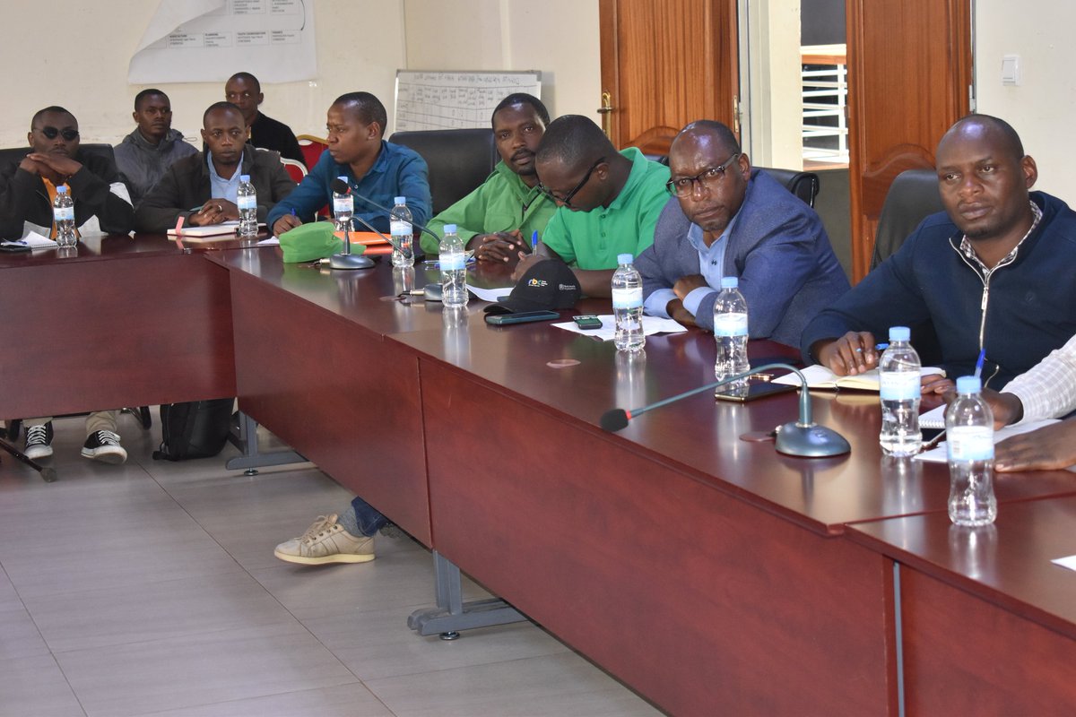 NyabihuDistrict's tweet photo. Itsinda ry'Abadepite muri @RwandaParliamnt riyobowe na Hon.Manirarora Annoncée ryagiriye uruzinduko rw'akazi mu Karere,    ryakirwa na Mayor, Mme Mukandayisenga Antoinette; aho baje gukurikirana uko serivisi z’irangamimerere zitangwa cyane kwandika abavutse no kwandukura abapfuye https://t.co/Jnubj0unis