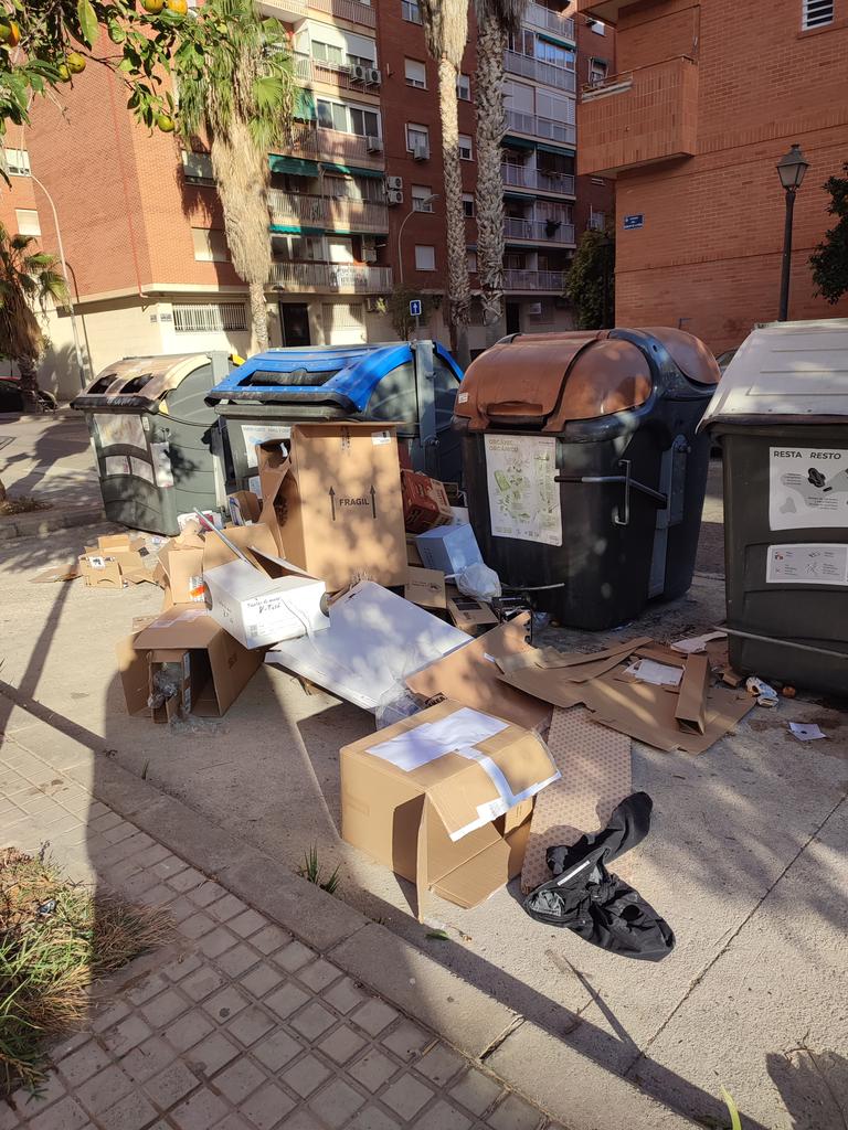 Qué vergüenza esto cada día está peor.
Calle municipio de Roda 😡