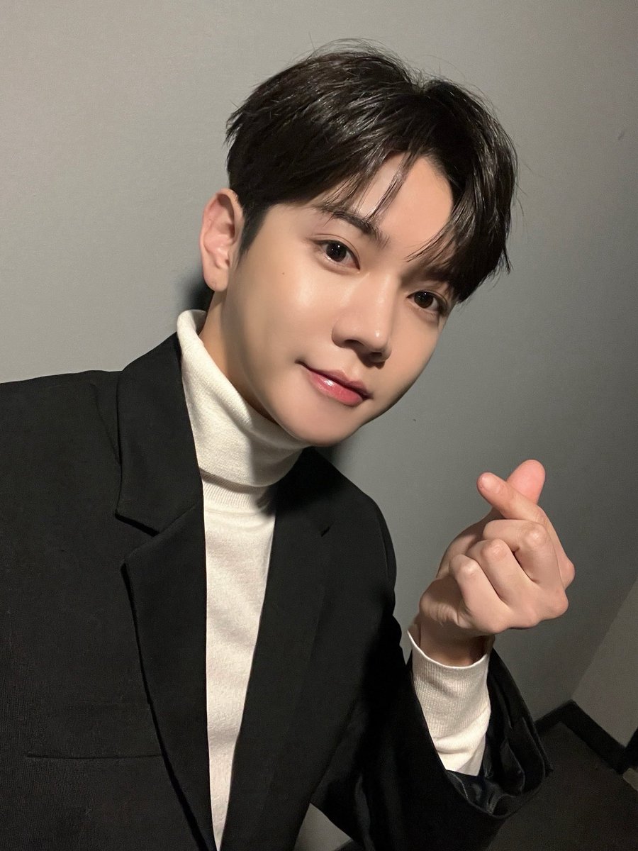 REN_BPM's tweet photo. [#렌] 📸

그림자 고백 무대인사 및 GV 완료✨

윤호도령을 보러 와 주신 기적들 모두 감사해요🤍 추운데 감기 조심하고 내일 또 만나요👋

#REN #최민기 #CHOIMINGI #그림자고백 https://t.co/jE2bd0Zz0B
