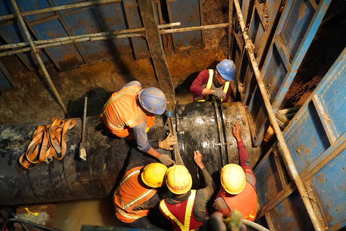 FyanRisfil's tweet photo. Sebuah kerja keras yg 'tak terlihat'; petugas @pamjaya_dki selaku "tangan kiri" Pj Gub @DKIJakarta Heru Budi dlm upaya 'mencucuri' air bersih ke rumah2 warga Jakarta. Project revitalisasi pipa ini merupakan salah satu ikhtiar @pamjaya_dki utk mengejar target layanan 100% di 2030. https://t.co/4Fq6s3Xahg