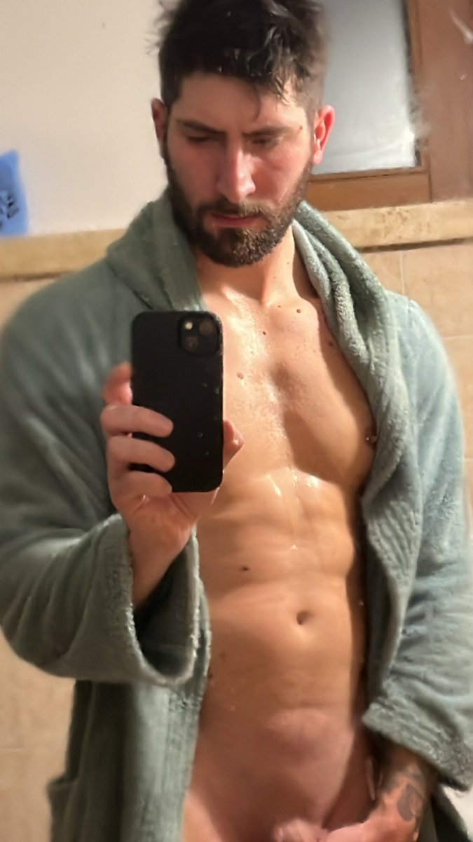 Dayoff1108's tweet photo. Doccia time 😌 buon sabato a tutti 💪🏻 https://t.co/h5eIvPBHRi