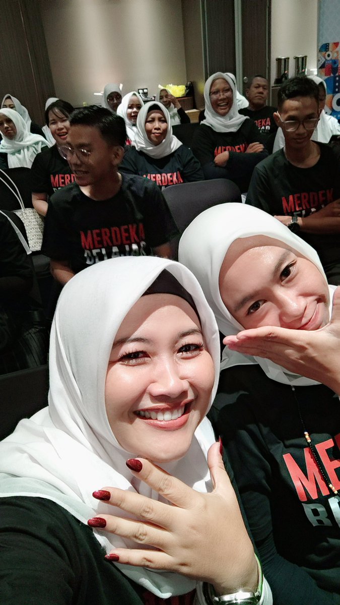 izzanya16's tweet photo. Terima kasih bapak @jokowi telah menghadiahkan pak @nadiemmakarim sbg mendikbudristek kami @pusdatin_dikbud semoga pak nadiem 1 periode lagi urus pendidikan ya pak 🤩 https://t.co/AgmfReGxrL