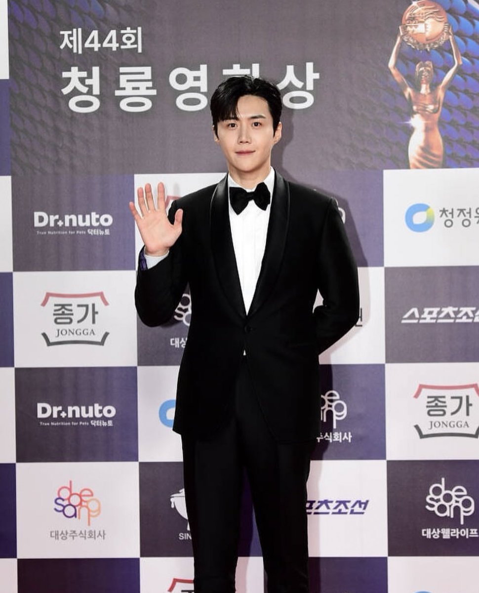 ท้อปฟอร์มมากคุณซอนโฮคิม ได้รางวัลรัวๆเลยนะ ยินดีด้วยค่า✨ #คิมซอนโฮ 

เห็นนะแอบเขินสาวอยู่บนเวทีอะ😁