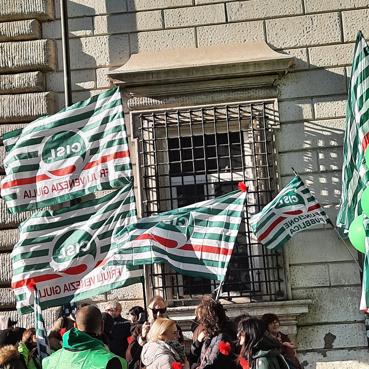 cislfvg's tweet photo. Migliorare la manovra, costruire un nuovo Patto Sociale. Anche la  delegazione #CislFvg  in Piazza a #Roma. #ParteciparePerCrescere 
@CislNazionale https://t.co/7Fde5YOozK
