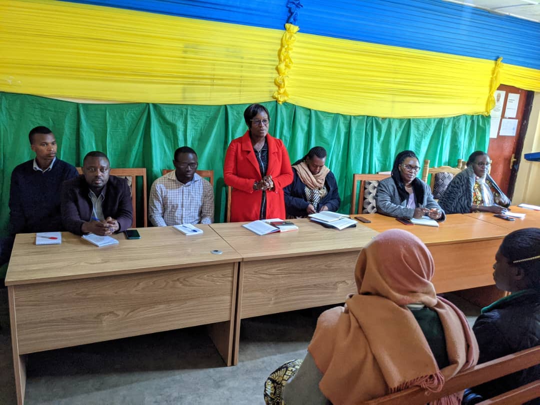 NyabihuDistrict's tweet photo. Nyuma yo kugaragarizwa uko serivisi z’irangamimerere zitangwa ku Karere, ku Mirenge,ku bigo nderabuzima no kungurana ibitekerezo; Abadepite bari kumwe n'Umuyobozi w'Akarere n'abakozi ku Karere basuye ibigo nderabuzima bya Kabatwa na Kareba hagamijwe kureba imitangire ya serivisi https://t.co/VNWnG4ApHa