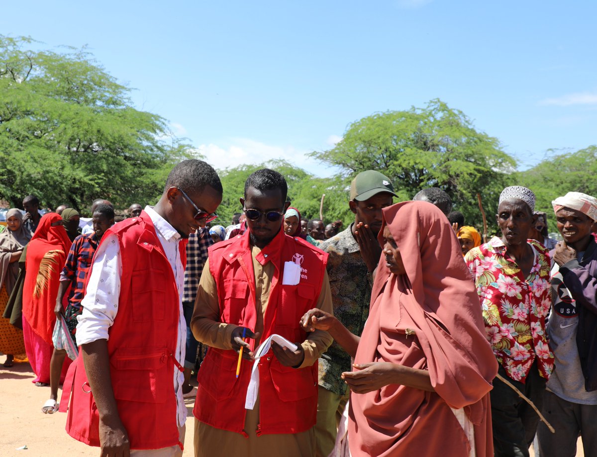 SaveChildren_KE's tweet photo. The ongoing rains in Northern Kenya have triggered severe flooding, affecting thousands of families in Garrisa County. 
🏠 Affected Households: 19,218 households are grappling with the impact of the floods.
🚨 Displaced Families: Heartbreakingly, 7,278 households have been forced out of their homes due to the rising water levels. 

Here's how Save the Children is responding:
🤝 Immediate Relief Efforts: Yesterday, Save the Children acted swiftly, distributing essential aid to those in need:
✅ Household Kits & Kitchen Sets: 62 households now have crucial household and kitchen kits to rebuild their lives.
💙 Dignity Kits: 253 households have been identified for dignity kits, providing comfort and essential items during this challenging time.
💸 Cash Support: Registration is underway for a one-off cash distribution. We're currently registering 100 households, ensuring direct assistance reaches those most in need.