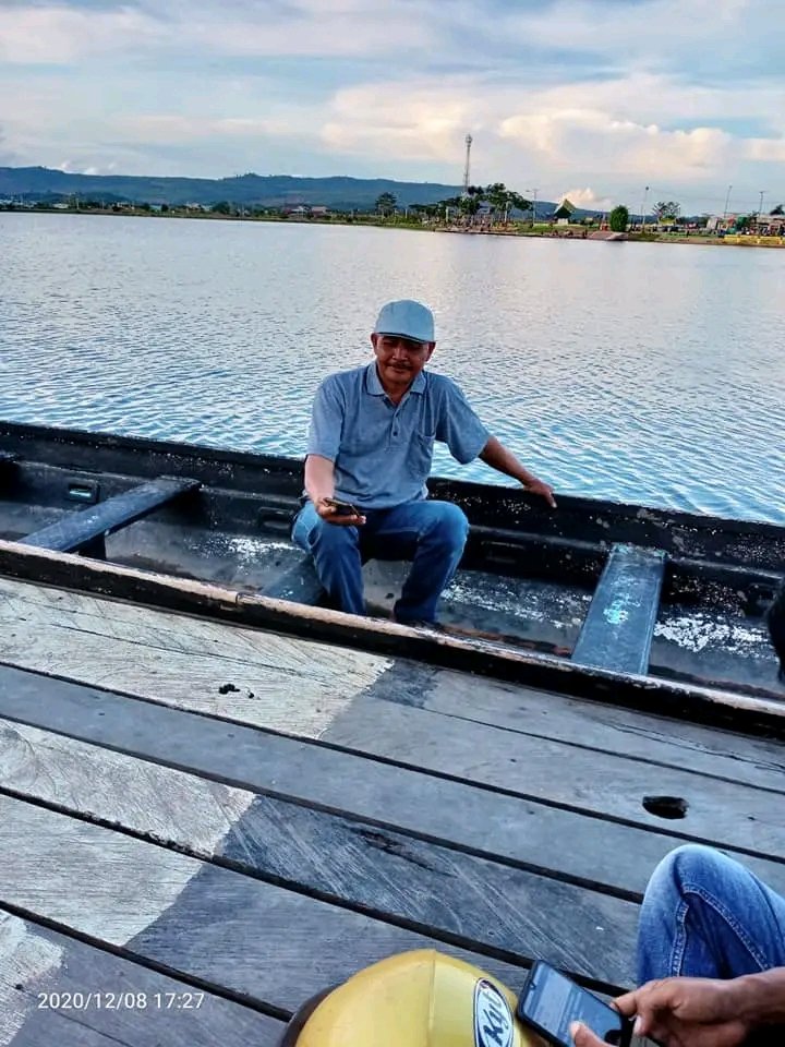 Berlayar di tepian danau