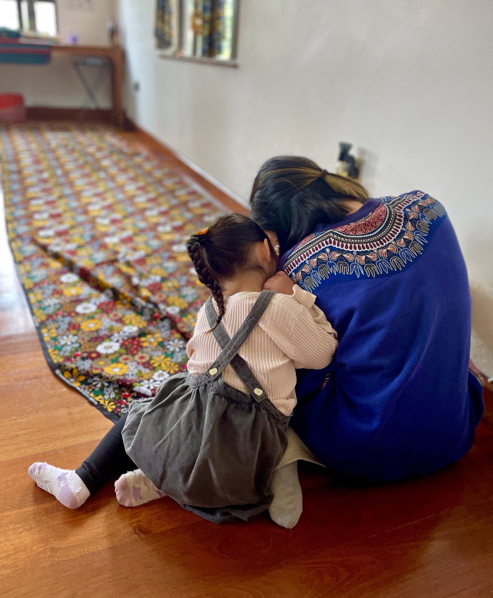 KawanoYOME's tweet photo. 布検品しているMizuhoさんと「なにしてるのぉ？」と寄り添う娘。

微笑ましいスモール隊☺️

娘なりに布の検品もしてくれました。

仕事たるものを自然と習得してくれたまえ。 https://t.co/QzwblNmf5K