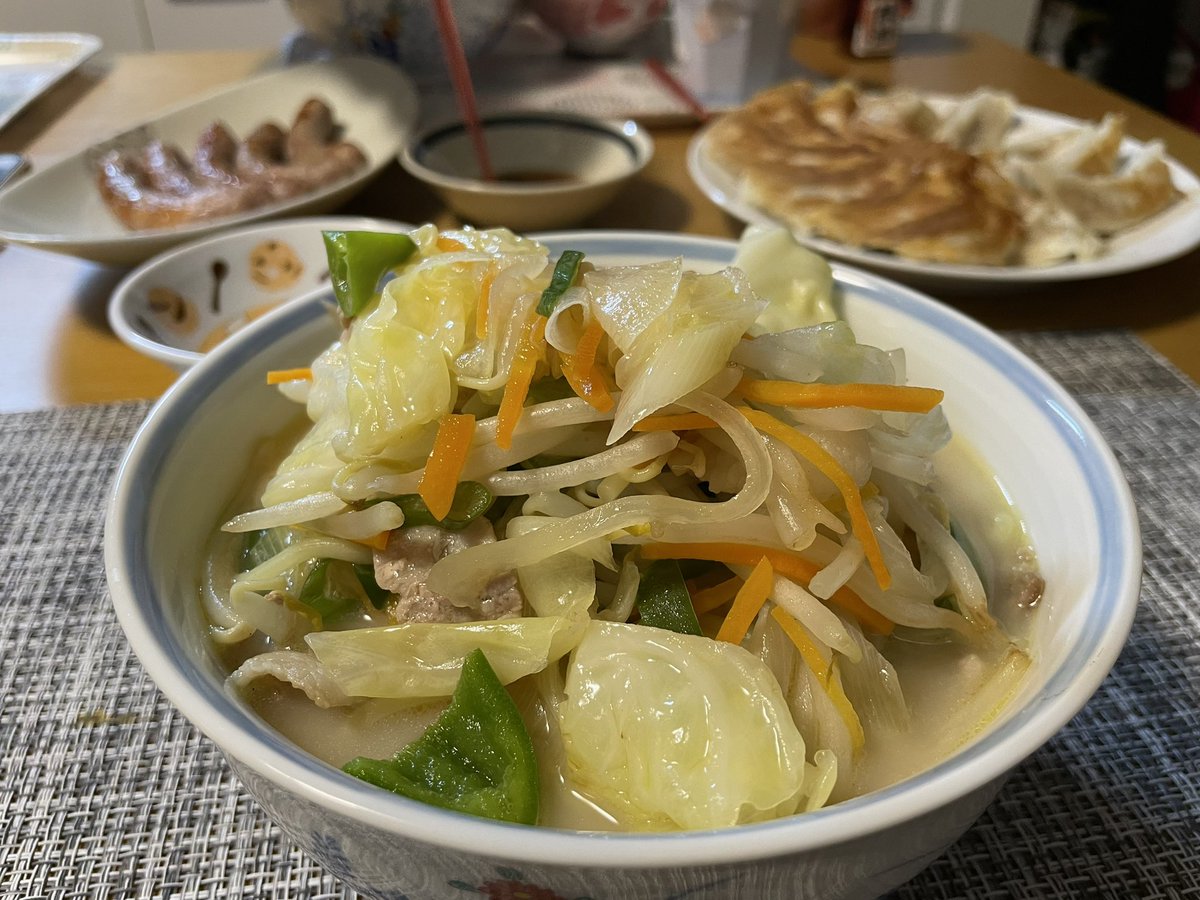 fu_ji555's tweet photo. 本日もお疲れ様でした🙇‍♂️

朝からチャリに行くも
寒さで途中で断念😱
いや、寒いのはマジで無理です😅
その後は畑に行って
15時から柔道…
休みも暇なしです💦
貧乏暇なしです🤣笑
しっかり食って、明日は6時から
チビ達の筋トレですね👍

#晩ごはん https://t.co/hIxJmkOwdI
