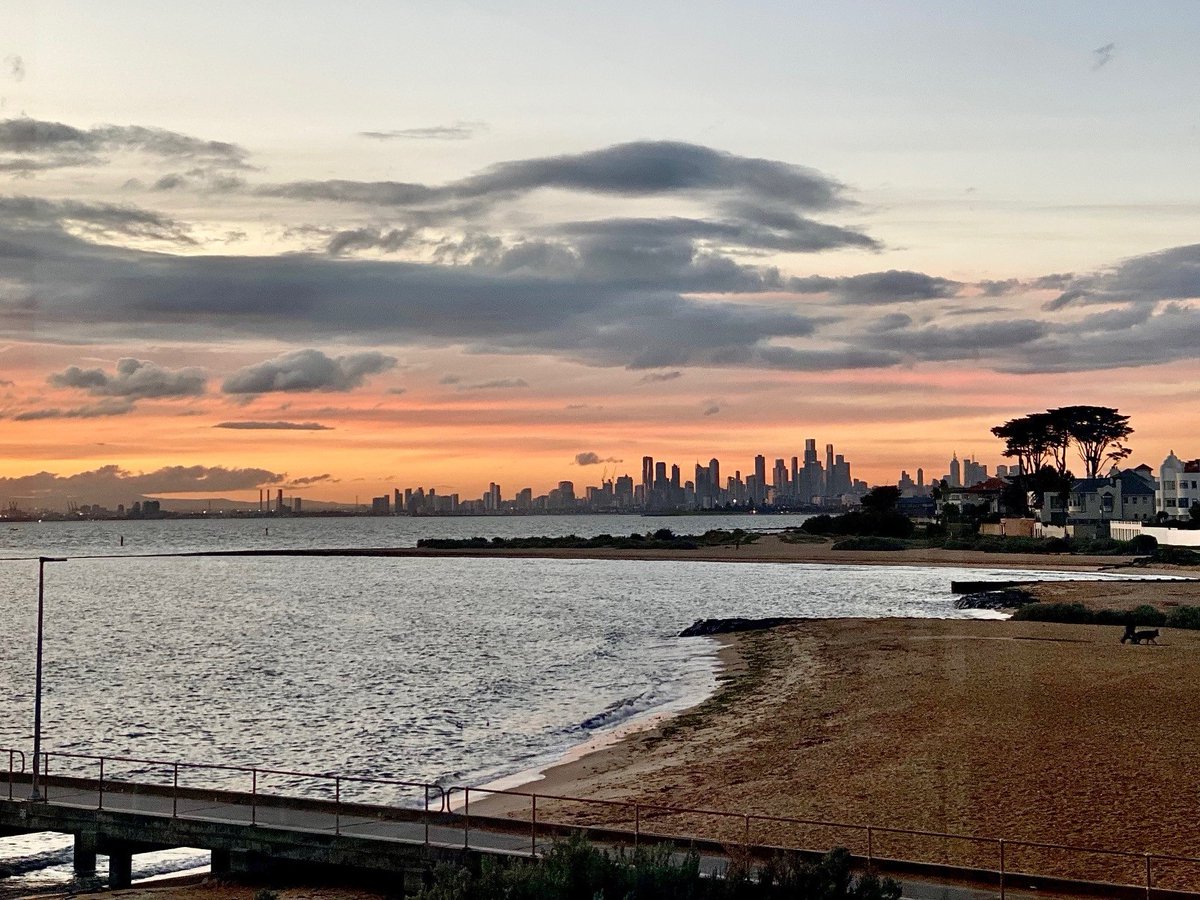 A moment of serenity amidst the bustling rhythm of life. 
.
.
.
.
#MelbourneCity #MelbourneSkyline #PortPhillipbay #Sunset #CitySkyline #NatureMeetsUrban