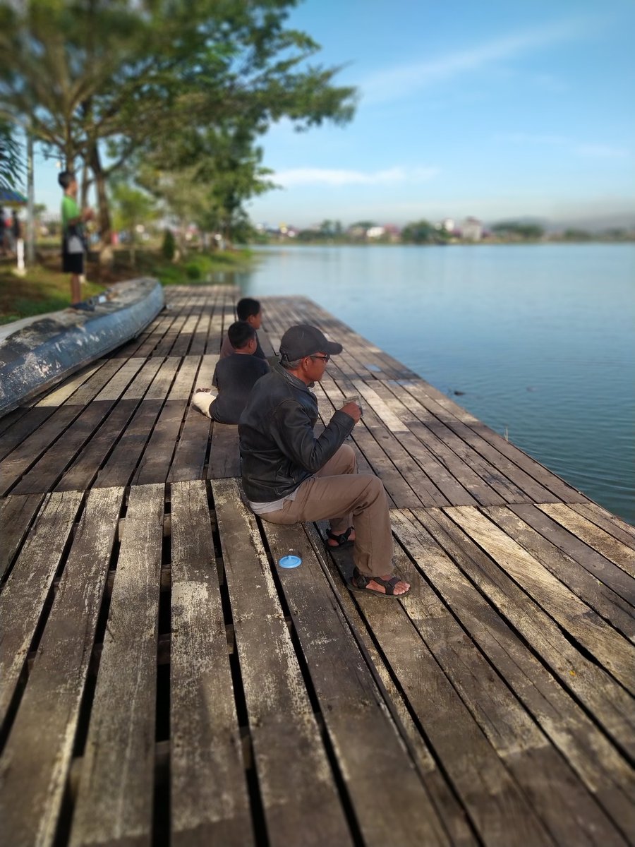 Ngopi di pinggir danau