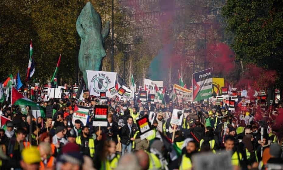 Saturday 11 November saw a huge, diverse, and peaceful march calling for #CeasefireNOW and freedom and justice for the Palestinian people. The contrast with the racist violence unleashed by far-right pro-Israel protesters across London could not have been starker (Thread)