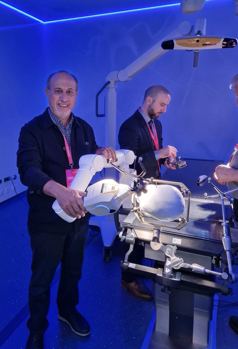 barkanimelilla's tweet photo. @Ingesa_Melilla Participando en el Simposio de Brainlab en su sede en Munich. Tecnología punta para su implementación en distintas facetas de la neurocirugía. Mi primera toma de contacto con el brazo robótico y la realidad virtual @Brainlab_es https://t.co/zWIhFCwCxY