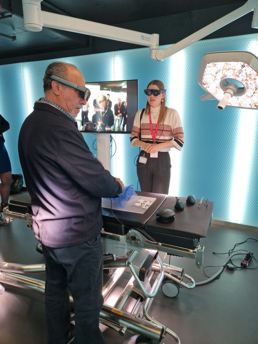 barkanimelilla's tweet photo. @Ingesa_Melilla Participando en el Simposio de Brainlab en su sede en Munich. Tecnología punta para su implementación en distintas facetas de la neurocirugía. Mi primera toma de contacto con el brazo robótico y la realidad virtual @Brainlab_es https://t.co/zWIhFCwCxY