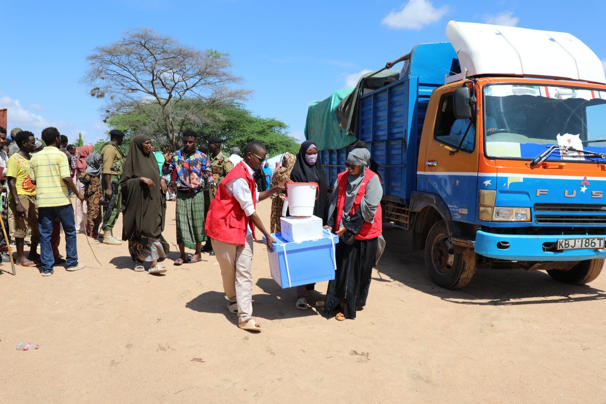SaveChildren_KE's tweet photo. The ongoing rains in Northern Kenya have triggered severe flooding, affecting thousands of families in Garrisa County. 
🏠 Affected Households: 19,218 households are grappling with the impact of the floods.
🚨 Displaced Families: Heartbreakingly, 7,278 households have been forced out of their homes due to the rising water levels. 

Here's how Save the Children is responding:
🤝 Immediate Relief Efforts: Yesterday, Save the Children acted swiftly, distributing essential aid to those in need:
✅ Household Kits & Kitchen Sets: 62 households now have crucial household and kitchen kits to rebuild their lives.
💙 Dignity Kits: 253 households have been identified for dignity kits, providing comfort and essential items during this challenging time.
💸 Cash Support: Registration is underway for a one-off cash distribution. We're currently registering 100 households, ensuring direct assistance reaches those most in need.