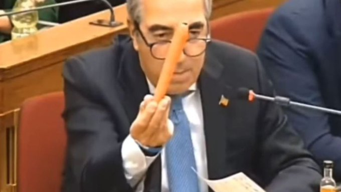 francotaratufo2's tweet photo. #FacceDiCulo
#Gasparri era ministro delle comunicazioni nel gov. Berlusconi quando lo Stato cede un suo asset strategico, la Telit.
Finito il suo mandato di ministro gasparri entra nel cda di Telit.
I suoi vertici lo introdurranno nella soc. di cyber sicurezza che oggi presiede. https://t.co/2dsf1fovJX