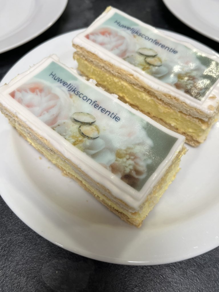hdboer's tweet photo. Eens kijken of de deelnemende stellen aan de huwelijksconferentie van @hhjotweets tompoucen van één schoteltje kunnen eten. #gastechtpaar https://t.co/OoHM3fxryr