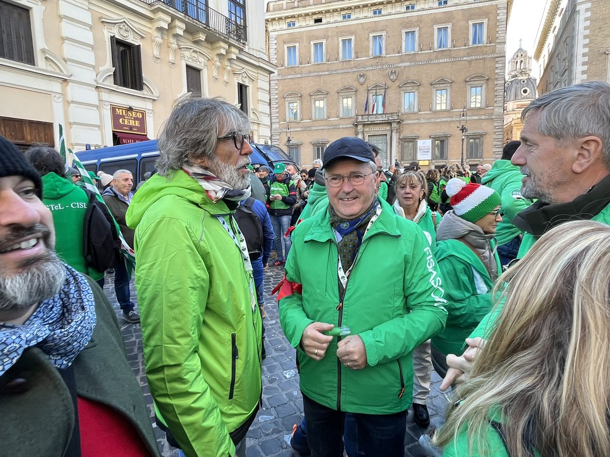 #25novembre Tanta #FisascatCisl oggi in piazza a Roma con la #Cisl per migliorare la #Manovra2024 e lanciare la sfida di un #PattoSociale e di una #Agenda2024, fondata sul protagonismo sociale nelle politiche di crescita e di coesione.
#ParteciparexCrescere 
📸