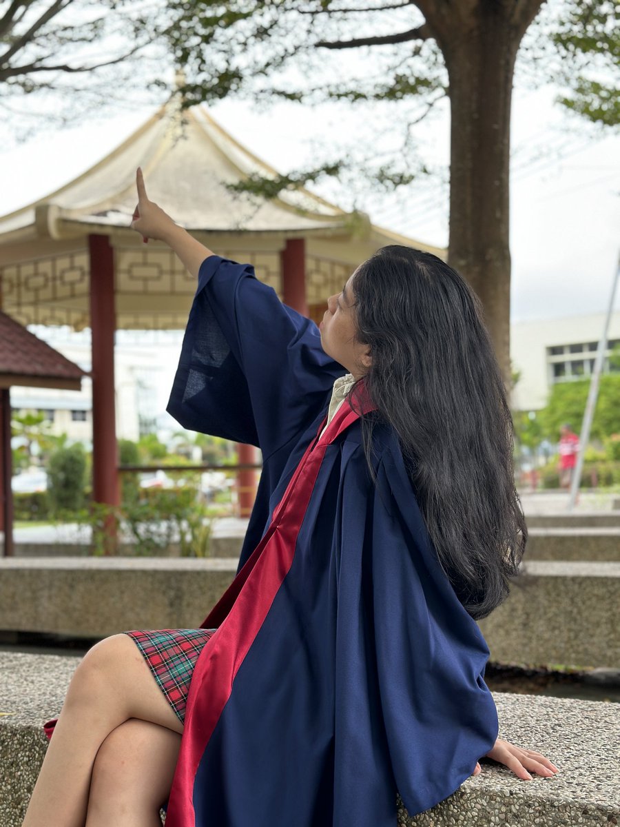 innhyuns's tweet photo. high school 🔚 

#毕业季 #graduationday #classof2023 https://t.co/LBQEOpMsJD
