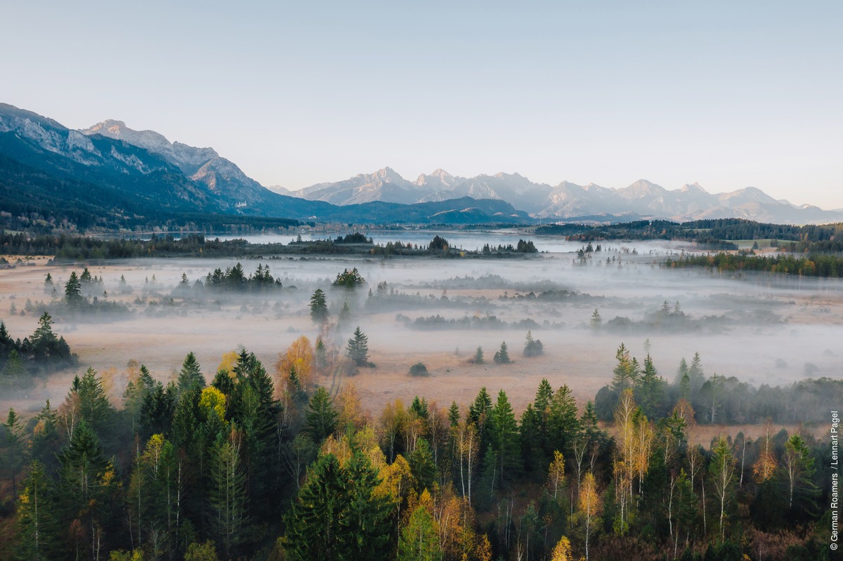 El amanecer en otoño en los Alpes de Baviera es mágico. Las brumas danzan en los valles, creando un paisaje de ensueño. ¡Ven y descubre la belleza de Baviera en esta temporada! 🍂🌄