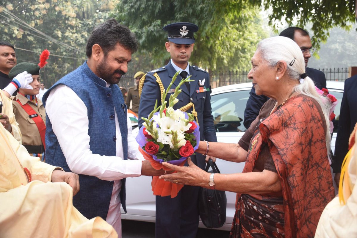 वाराणसी समाचार
सम्मपूर्णानंद संस्कृत विश्वविघालय के 49वे दीक्षांत समारोह में उतर प्रदेश की राज्यपाल अन्नांदी पटेल का स्वागत करते उतर प्रदेश सरकार के आयुष चिकित्सा मंत्री @dayalugurubjp डॉक्टर दया शंकर मिश्र जी ।