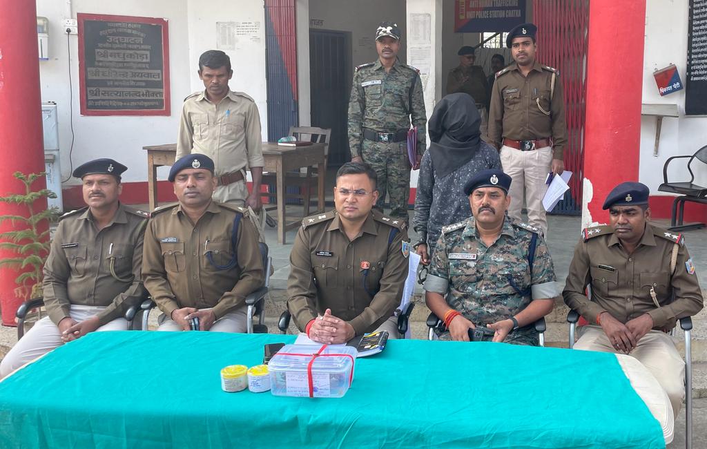 ChatraPolice's tweet photo. चतरा पुलिस की सफलता:

प्रतिबंधित भाकपा माओवादी संगठन के सब-जोनल कमांडर बबन भोक्ता को चतरा पुलिस ने किया गिरफ्तार

उसके निशानदेही पर 02 केन बम, 20 इलेक्ट्रीक डेटोनेटर, फ्लैश हेडर एवं बैट्री बरामद, संगठन विस्तार एवं बड़ी घटना को अंजाम देने की थी योजना

कई नक्सली कांडों मे था वांछित https://t.co/FukI1ZajtL