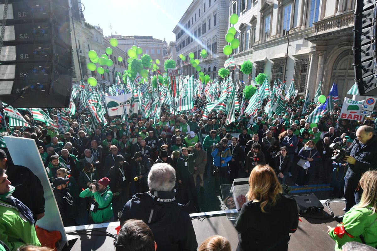 CislNazionale's tweet photo. 📢 Il leader Cisl #LuigiSbarra arriva a piazza Santi Apostoli per la manifestazione nazionale cislina che ha portato a Roma delegate e delegati da tutta Italia. Insieme per farci sentire! #PartecipareXCrescere. https://t.co/kVzisRR3X7