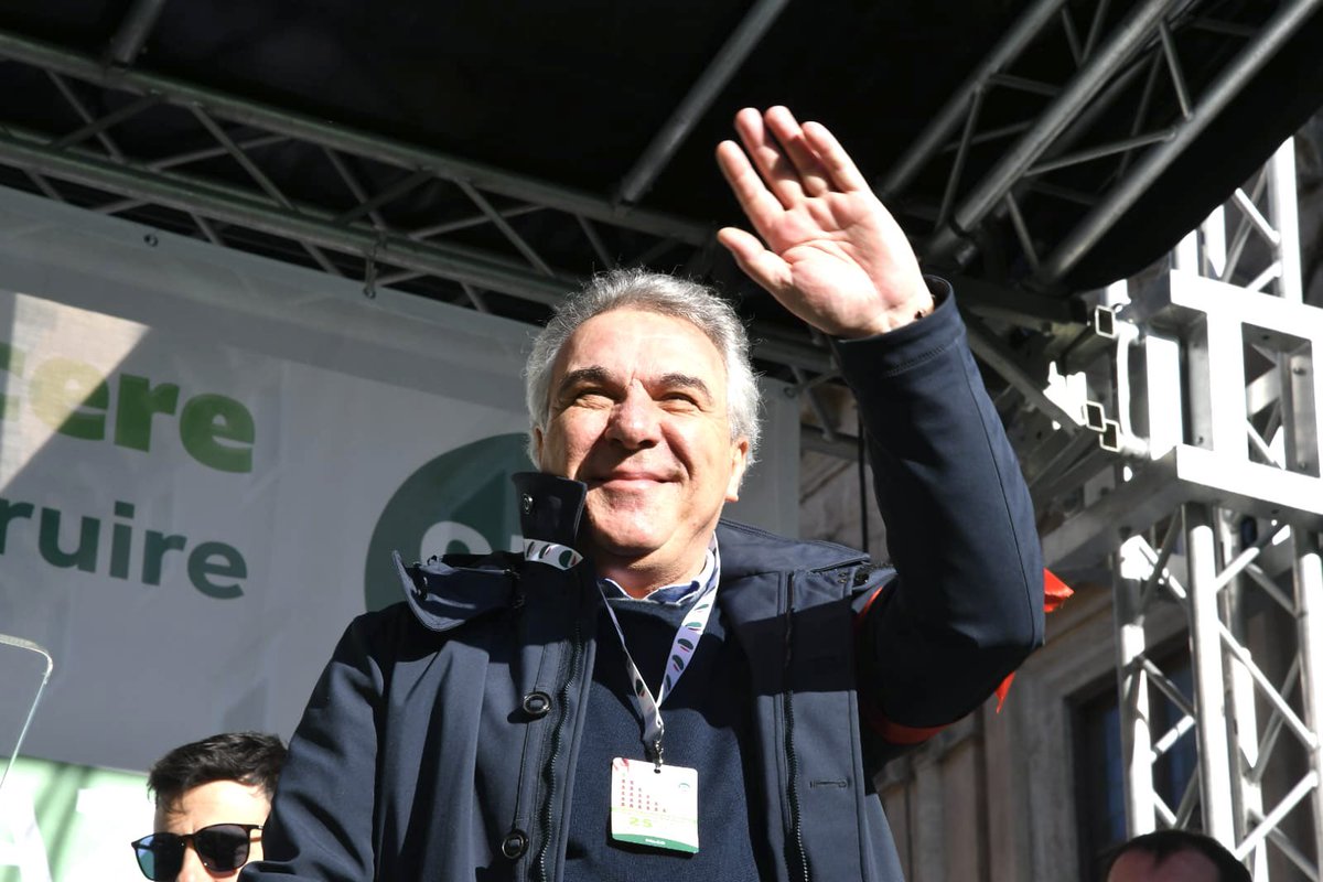 CislNazionale's tweet photo. 📢 Il leader Cisl #LuigiSbarra arriva a piazza Santi Apostoli per la manifestazione nazionale cislina che ha portato a Roma delegate e delegati da tutta Italia. Insieme per farci sentire! #PartecipareXCrescere. https://t.co/kVzisRR3X7