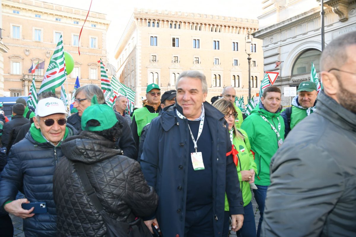 CislNazionale's tweet photo. 📢 Il leader Cisl #LuigiSbarra arriva a piazza Santi Apostoli per la manifestazione nazionale cislina che ha portato a Roma delegate e delegati da tutta Italia. Insieme per farci sentire! #PartecipareXCrescere. https://t.co/kVzisRR3X7
