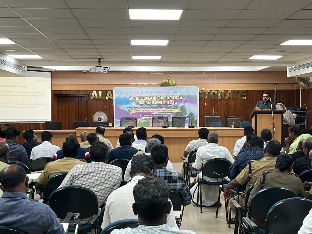 alfredjohny07's tweet photo. Got an opportunity to interact with fishermen people from Alappuzha and took a session on "Climate Change and Coastal Disasters". Thanks to DEOC Alappuzha for the opportunity 
#disaster #deoc #climatecchange https://t.co/UTlLahrybV