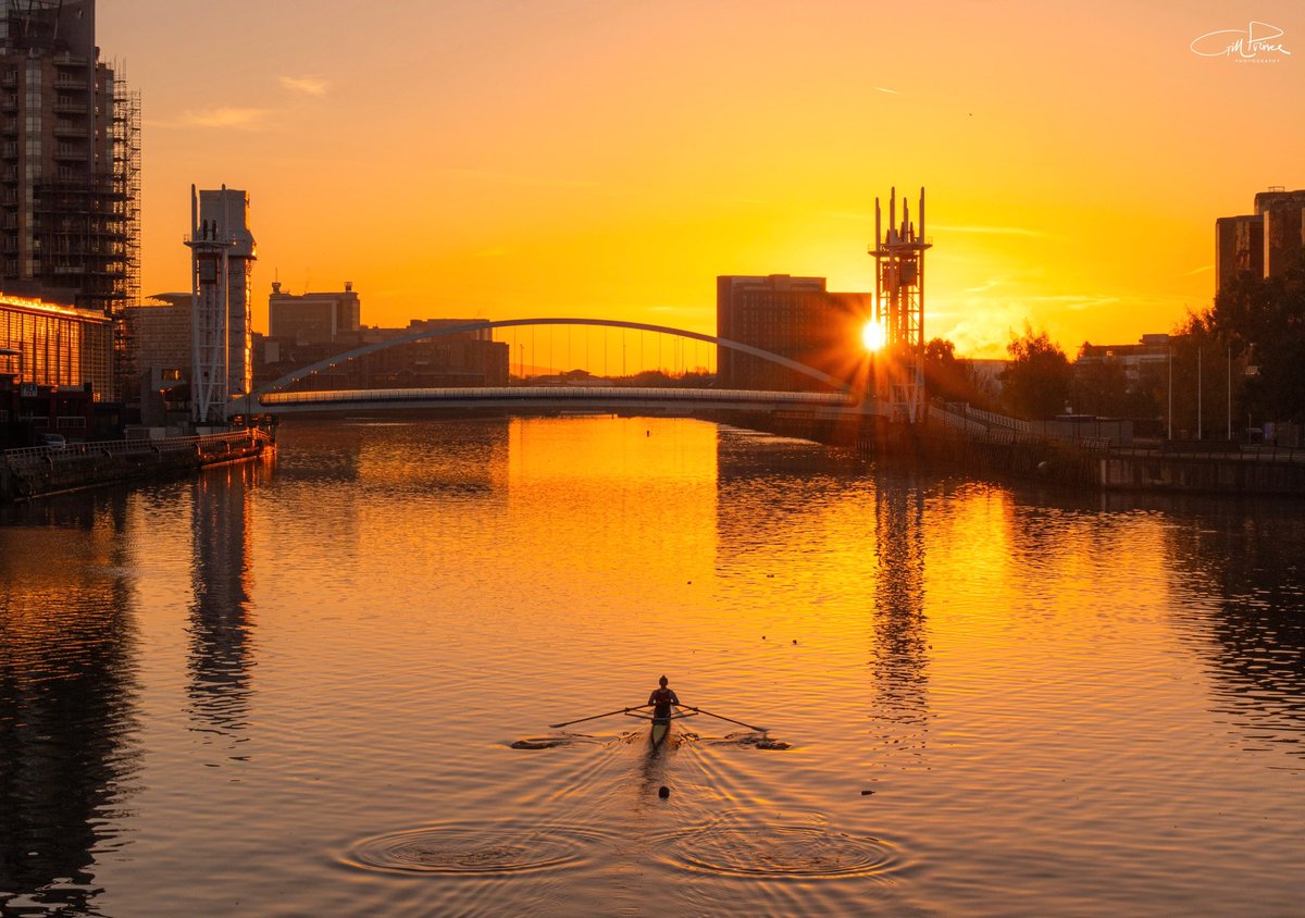 More amazing light at #SalfordQuays this morning - just had to get up for the sunrise, which happily at this time of year only means a 7am alarm! Being close to the rowing club also made for some great foreground interest on the water 😊 @salfordquays @visit_mcr