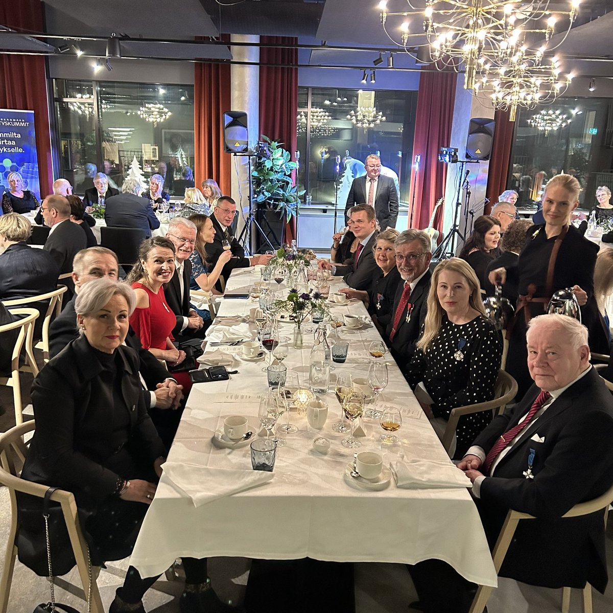 IkonenAK's tweet photo. Eilen illalla juhlistimme Pirkanmaan yrityskummien 30-vuotista vaikuttavaa työtä yritysten tukena. Yrityskummi voi tuoda kokemuksensa tueksi niin aloittavalle, kasvavalle, kansainvälistyvälle tai muuten vaan sparrausta kaipaavalle yritykselle. Kiitos arvokkaasta työstänne! https://t.co/oUzuPd3qer