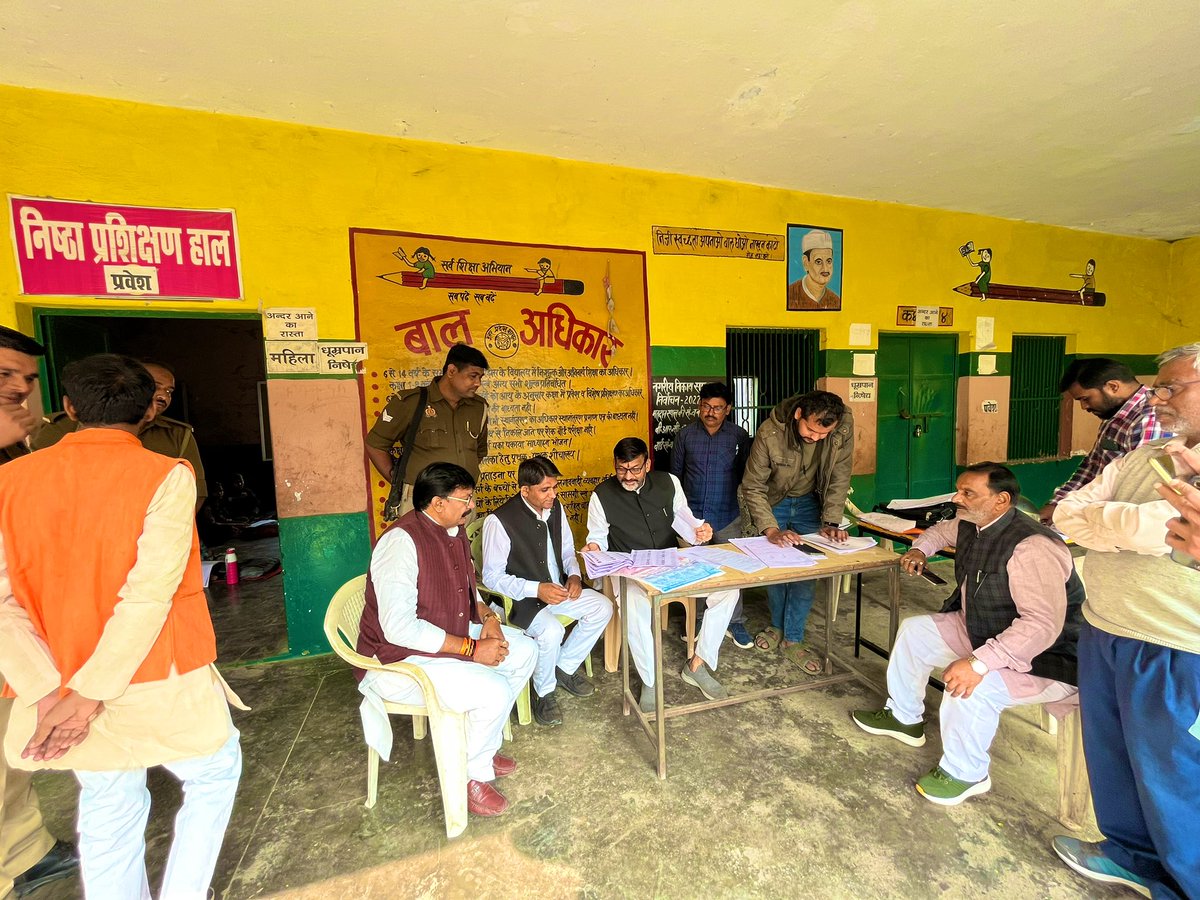 आज वोटर चेतना अभियान के अन्तर्गत अपने बूथ संख्या-397,398,399 बलदाऊगंज में पहुँचकर मतदाता पुनरीक्षण कर नये मतदाता सूची में नाम जोड़ने का कार्य किया …!!
<a href="/idharampalsingh/">Dharampal Singh</a> 
<a href="/Bhupendraupbjp/">Bhupendra Singh Chaudhary</a>