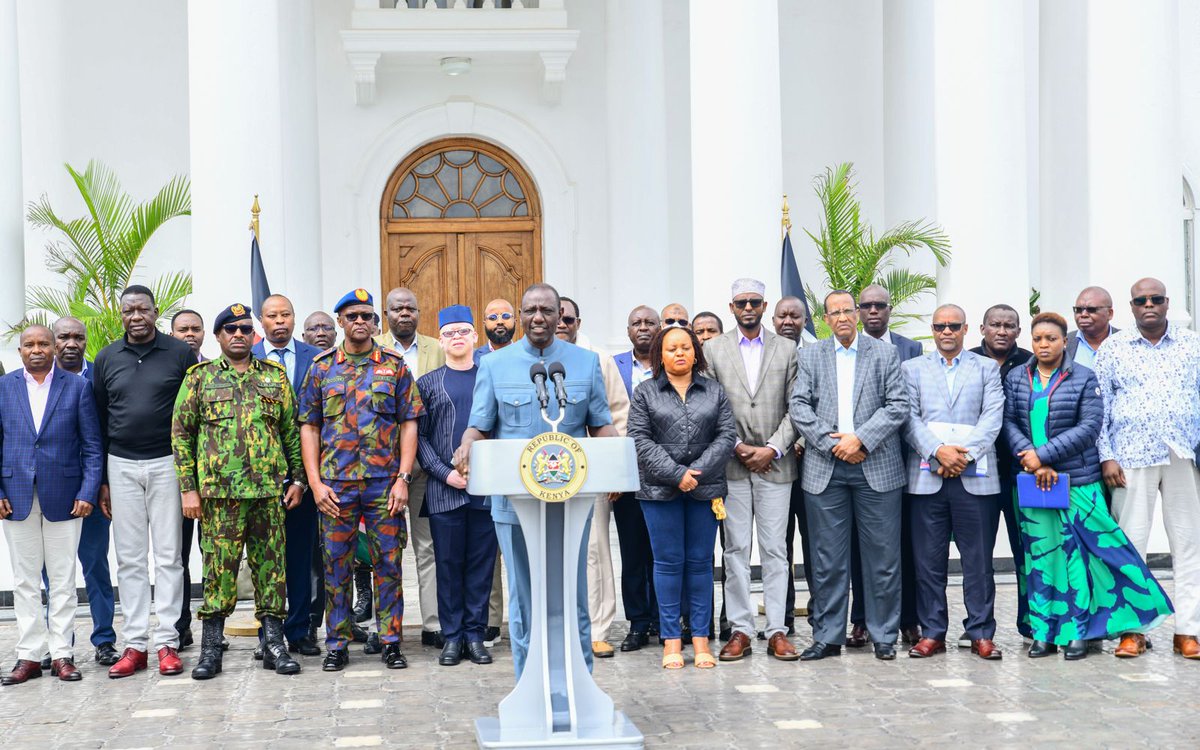 StateHouseKenya's tweet image. GOVERNMENT TO INTENSIFY DISASTER RESPONSE 

The Government is seized of the flood situation in the country.

President @WilliamsRuto said at least 70 lives have been lost and 36,000 households displaced following the intense downpour.

He noted that the rains would continue,…