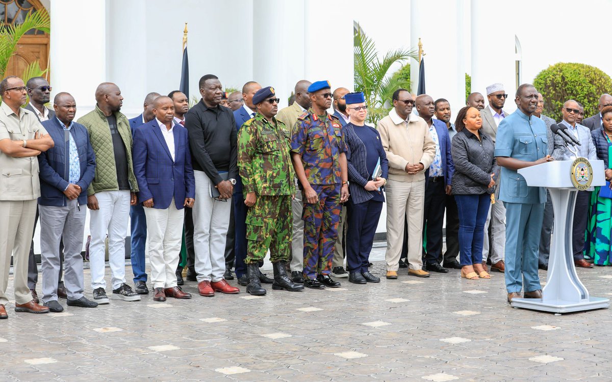 StateHouseKenya's tweet image. GOVERNMENT TO INTENSIFY DISASTER RESPONSE 

The Government is seized of the flood situation in the country.

President @WilliamsRuto said at least 70 lives have been lost and 36,000 households displaced following the intense downpour.

He noted that the rains would continue,…