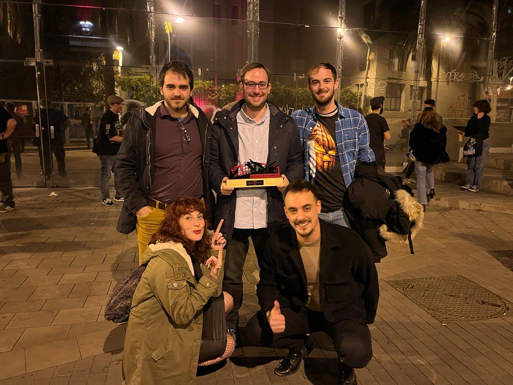 Ahir aquest excepcional equip, juntament amb els actors i actrius, vam aconseguir el premi al millor curt en català del festival de Cotxeres de Sants. Visca el cine fantàstic en català!!!