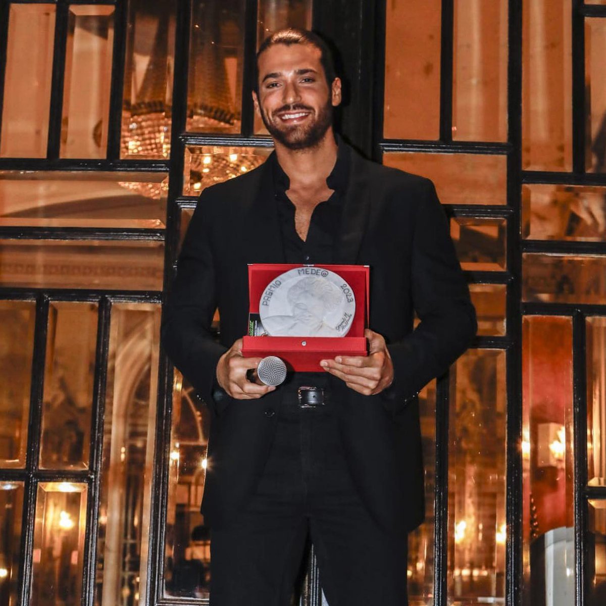 Un orgullo que te premien por ayudar a los demás.

Siempre con  #CanYaman

Buenos días bellas