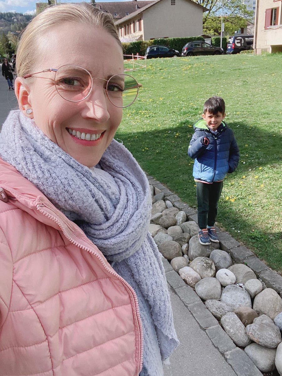 C'est le week-end, qu'est-ce qu'on fait aujourd'hui ? J'ai vraiment envie d'aller à la piscine 🏊‍♂️ et de manger de la glace 🍨

Es ist Wochenende, was machen wir heute? Ich möchte unbedingt ins Schwimmbad gehen 🏊‍♂️ und Eis essen 🍨