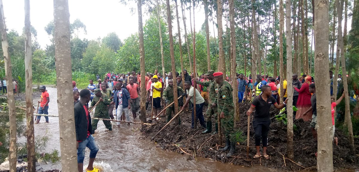 RYVCPMukoSector's tweet photo. None 25/11/2023 #Youth_vol_Muko
#Musanze_District
Kubufatanye n'Ingabo #RDF #nUbuyobozi_bwUmurenge #wa_Muko Twari mu muganda wo Kugomorora Umugazo wa Susa mu Mudugudu wa Ntindo
Uyu muganda warugambiriye Guhangana na #HSI Dushyira Imbere Umuturage Ku Isonga muri Byose
@MiniYouthRw https://t.co/Z8rGzasqkK