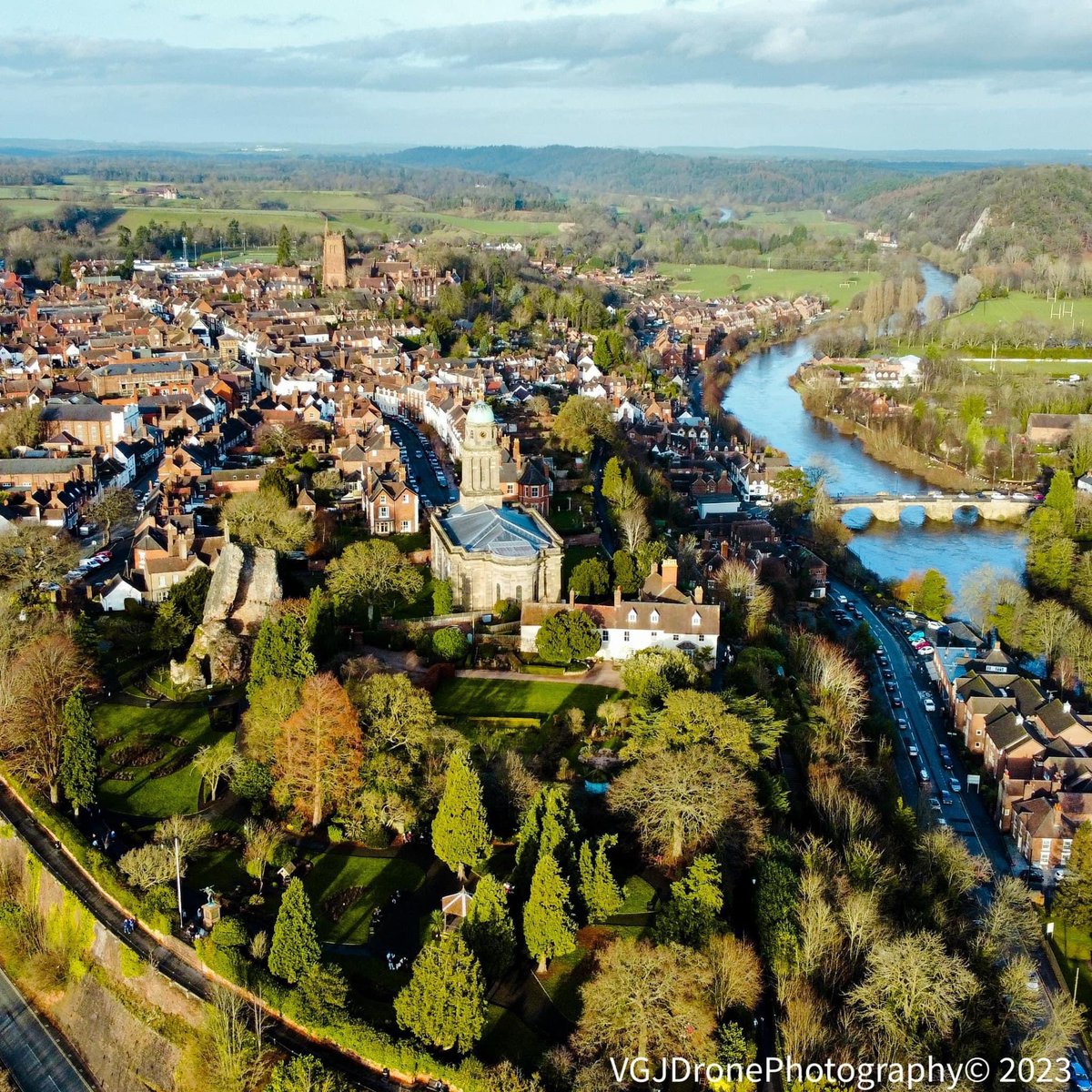 Morning Bridgnorth! What a shot from our pal Vaughan at VGJ Drone Photography Bridgnorth War Memorial, remains of the castle, St Mary’s, St Leonard’s, River Severn and High Rock all in one shot ❤️ #LoveBridgnorth #VisitBridgnorth #lovewhereyoulive