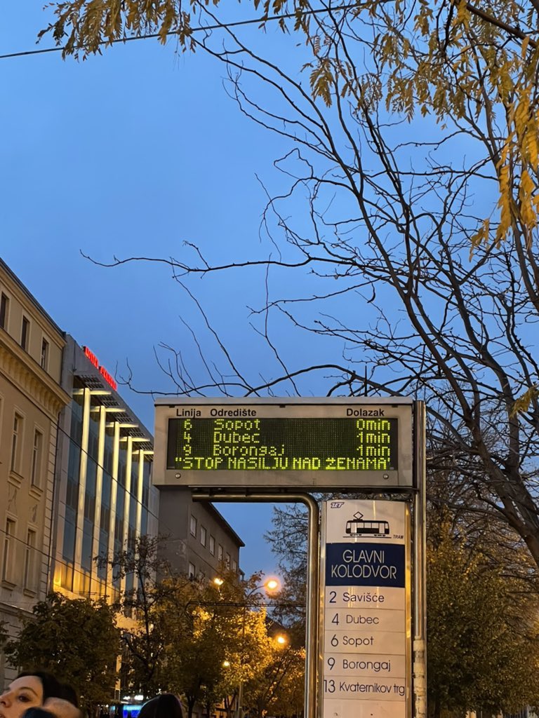 Cekajuci tramvaj prema Borongaju htio sam biti nasilan prema zenama, ali onda sam vidio poruku da ne budem nasilan prema zenama, i onda vise nisam htio biti nasilan prema zenama.

Ugl, treba uvesti marketing kao predmet u osnovne skole.