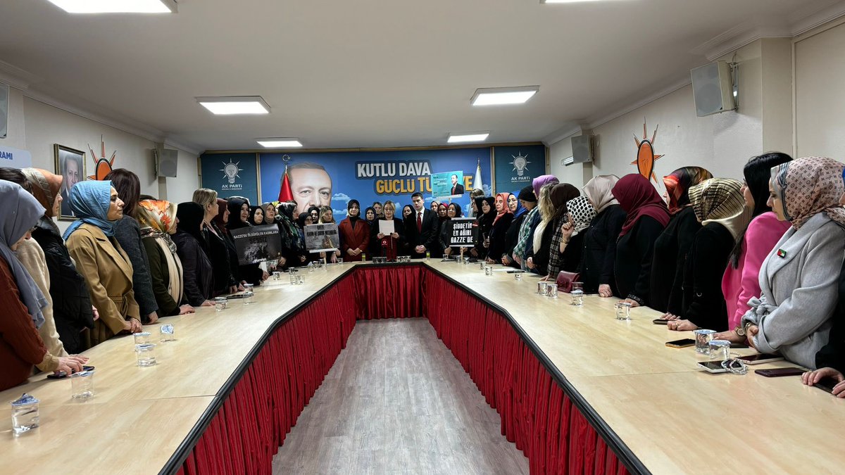 Selmaglnc's tweet photo. 📍AK Parti Kocaeli İl Başkanlığı 

Kadına yönelik şiddetle mücadelede #Kararlıyız 

🗓️ 25 Kasım Kadına Yönelik Şiddete Karşı Uluslararası Mücadele Günü’nde İl Kadın Kolları Başkanımız Sn. Yasemin Özdemir basın açıklamasında bulundu.🇹🇷
Darıca kadın kolları olarak katılım sağladık. https://t.co/dk2zHn6th1