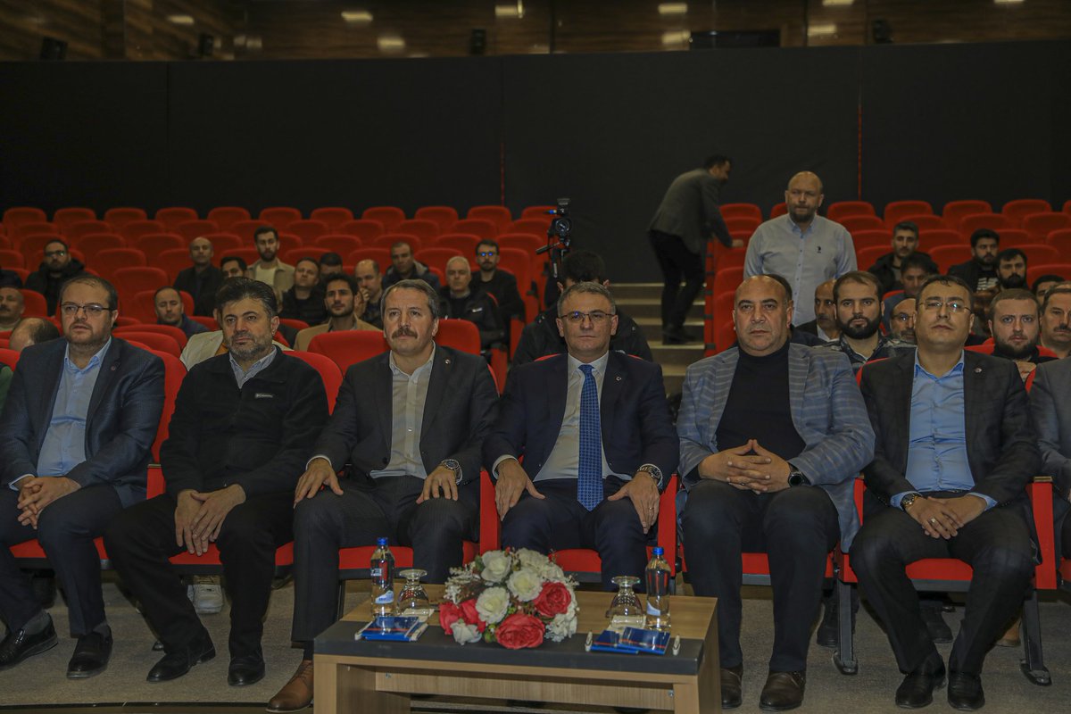 tcvanvaliligi's tweet photo. Valimiz Sn. Ozan Balcı, Eğitim Bir Sen’in 1. Teşkilat Eğitim Programı açılış törenine katıldı. 

Kur'an Tilaveti ile başlayan törende konuşan Valimiz, eğitimcileri sevdiğini belirterek “Eğitimciler, memleketimizin imarı, inşası ve ihyasına halkımızın huzur ve esenliğine katkı sağlıyorlar. Nesilleri geleceğe hazırlayan kıymetli kişilerdir. 

Öte yandan sivil toplum örgütlerini çok önemsiyorum. Çünkü toplumların, devletlerin gelişmesine  memleketin derdini dert edinen insanlar vesile olurlar.

Cumhurbaşkanımızın ifade ettiği gibi Türkiye Yüzyılı. Türkiye'nin önü ve ufku çok açık. Türkiye bölgesinde bir güneş gibi parlıyor. Bizde bu memleketin evlatlarıyız. Memleketimize, milletimize borçluyuz. Sonuçta bizler buralara, memleketimizin, milletimizin kıymetli insanlarının alın teriyle emeğiyle geldik. 

Memleketimizin, milletimizin gelişmesine, ilerlemesine yükselmesine, yücelmesine omuz vermek, bizim asli vazifemizdir. Bizler aşkla şevkle, yılmadan yorulmadan, bana ne demeden, bahane üretmeden, canla başla memleketimizin, milletimizin, devletimizin ve devletimizin gerçek sahibi milletimizin problemlerini çözmeye gayret göstereceğiz. 

Türkiye’de her alanda güzel işler oluyor. İlimizde de eğitimde güzel işler yapıyoruz. Eğitimciler, öğretmenler benim ekip arkadaşlarım. Benim bir umaralı meselem eğitim. 

Devletimizin, milletimizin kaynaklarını eğitime harcamaktan, öğretmenlerimizin emrine sunmaktan da büyük mutluluk duyuyorum. 

İlimizde öğretmen odalarının yapımından okulların yapımına, kütüphanelerinin yapımından, spor tesislerin yapımına kadar çok güzel işler oluyor. 

✅Çocuklarımızı 2️⃣ milyon kitapla buluşturduk. Şimdi hedefimiz 3️⃣ milyon kitap. 

✅Okullarımıza 3️⃣0️⃣0️⃣ kütüphane yaptık. Bütün ilçelerimize bebek ve çocuk kütüphanesi yapılıyor. 

✅1️⃣3️⃣ tane yüzme havuzu yapılıyor. 

✅2️⃣2️⃣ tane kapalı spor salonu yapılıyor. 

✅3️⃣0️⃣0️⃣ okula voleybol, basketbol sahası kazandırıldı. 

✅1️⃣0️⃣0️⃣ okulumuza müzik, resim odası yapıldı. 

✅1️⃣1️⃣1️⃣ yeni anaokulu yapıyoruz. Bunlar hepsi çocuklarımız için. Emeği geçen herkese teşekkür ediyorum” dedi. 

Açılışta, Memur Sen ve Eğitim Bir Sen Genel Başkanı Sn. Ali Yalçın ile şube başkanları da konuşma yaptı.