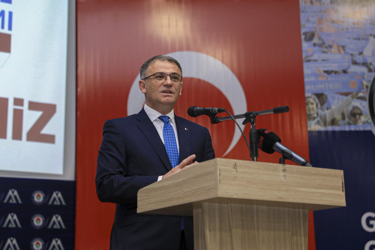 tcvanvaliligi's tweet photo. Valimiz Sn. Ozan Balcı, Eğitim Bir Sen’in 1. Teşkilat Eğitim Programı açılış törenine katıldı. 

Kur'an Tilaveti ile başlayan törende konuşan Valimiz, eğitimcileri sevdiğini belirterek “Eğitimciler, memleketimizin imarı, inşası ve ihyasına halkımızın huzur ve esenliğine katkı sağlıyorlar. Nesilleri geleceğe hazırlayan kıymetli kişilerdir. 

Öte yandan sivil toplum örgütlerini çok önemsiyorum. Çünkü toplumların, devletlerin gelişmesine  memleketin derdini dert edinen insanlar vesile olurlar.

Cumhurbaşkanımızın ifade ettiği gibi Türkiye Yüzyılı. Türkiye'nin önü ve ufku çok açık. Türkiye bölgesinde bir güneş gibi parlıyor. Bizde bu memleketin evlatlarıyız. Memleketimize, milletimize borçluyuz. Sonuçta bizler buralara, memleketimizin, milletimizin kıymetli insanlarının alın teriyle emeğiyle geldik. 

Memleketimizin, milletimizin gelişmesine, ilerlemesine yükselmesine, yücelmesine omuz vermek, bizim asli vazifemizdir. Bizler aşkla şevkle, yılmadan yorulmadan, bana ne demeden, bahane üretmeden, canla başla memleketimizin, milletimizin, devletimizin ve devletimizin gerçek sahibi milletimizin problemlerini çözmeye gayret göstereceğiz. 

Türkiye’de her alanda güzel işler oluyor. İlimizde de eğitimde güzel işler yapıyoruz. Eğitimciler, öğretmenler benim ekip arkadaşlarım. Benim bir umaralı meselem eğitim. 

Devletimizin, milletimizin kaynaklarını eğitime harcamaktan, öğretmenlerimizin emrine sunmaktan da büyük mutluluk duyuyorum. 

İlimizde öğretmen odalarının yapımından okulların yapımına, kütüphanelerinin yapımından, spor tesislerin yapımına kadar çok güzel işler oluyor. 

✅Çocuklarımızı 2️⃣ milyon kitapla buluşturduk. Şimdi hedefimiz 3️⃣ milyon kitap. 

✅Okullarımıza 3️⃣0️⃣0️⃣ kütüphane yaptık. Bütün ilçelerimize bebek ve çocuk kütüphanesi yapılıyor. 

✅1️⃣3️⃣ tane yüzme havuzu yapılıyor. 

✅2️⃣2️⃣ tane kapalı spor salonu yapılıyor. 

✅3️⃣0️⃣0️⃣ okula voleybol, basketbol sahası kazandırıldı. 

✅1️⃣0️⃣0️⃣ okulumuza müzik, resim odası yapıldı. 

✅1️⃣1️⃣1️⃣ yeni anaokulu yapıyoruz. Bunlar hepsi çocuklarımız için. Emeği geçen herkese teşekkür ediyorum” dedi. 

Açılışta, Memur Sen ve Eğitim Bir Sen Genel Başkanı Sn. Ali Yalçın ile şube başkanları da konuşma yaptı.