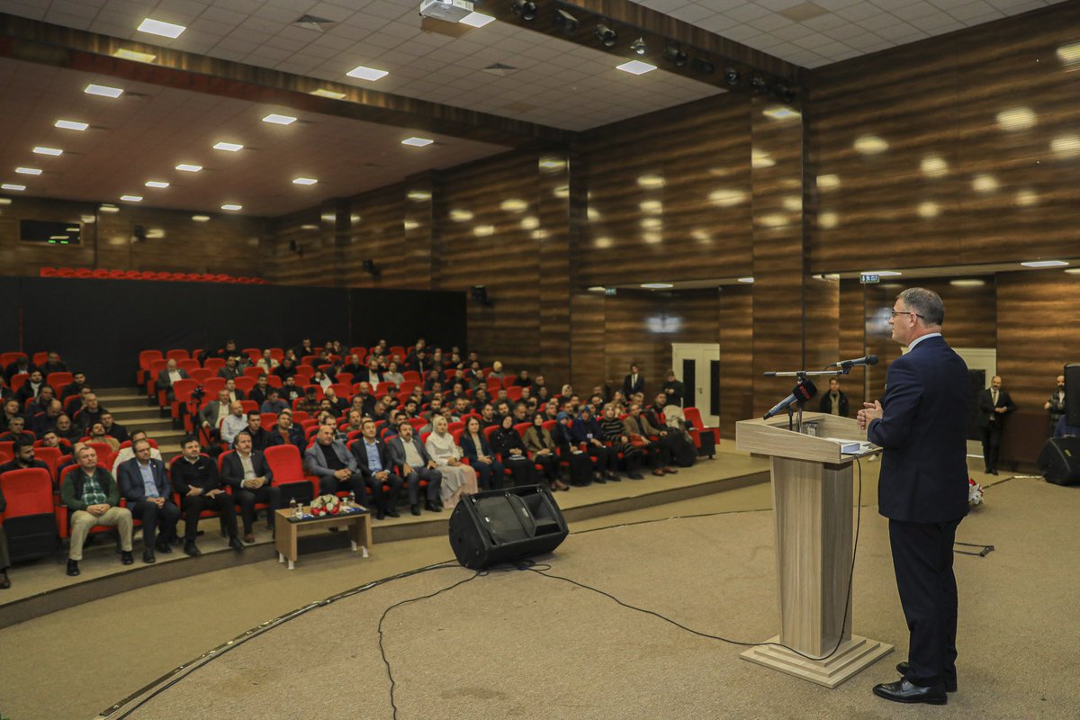 tcvanvaliligi's tweet photo. Valimiz Sn. Ozan Balcı, Eğitim Bir Sen’in 1. Teşkilat Eğitim Programı açılış törenine katıldı. 

Kur'an Tilaveti ile başlayan törende konuşan Valimiz, eğitimcileri sevdiğini belirterek “Eğitimciler, memleketimizin imarı, inşası ve ihyasına halkımızın huzur ve esenliğine katkı sağlıyorlar. Nesilleri geleceğe hazırlayan kıymetli kişilerdir. 

Öte yandan sivil toplum örgütlerini çok önemsiyorum. Çünkü toplumların, devletlerin gelişmesine  memleketin derdini dert edinen insanlar vesile olurlar.

Cumhurbaşkanımızın ifade ettiği gibi Türkiye Yüzyılı. Türkiye'nin önü ve ufku çok açık. Türkiye bölgesinde bir güneş gibi parlıyor. Bizde bu memleketin evlatlarıyız. Memleketimize, milletimize borçluyuz. Sonuçta bizler buralara, memleketimizin, milletimizin kıymetli insanlarının alın teriyle emeğiyle geldik. 

Memleketimizin, milletimizin gelişmesine, ilerlemesine yükselmesine, yücelmesine omuz vermek, bizim asli vazifemizdir. Bizler aşkla şevkle, yılmadan yorulmadan, bana ne demeden, bahane üretmeden, canla başla memleketimizin, milletimizin, devletimizin ve devletimizin gerçek sahibi milletimizin problemlerini çözmeye gayret göstereceğiz. 

Türkiye’de her alanda güzel işler oluyor. İlimizde de eğitimde güzel işler yapıyoruz. Eğitimciler, öğretmenler benim ekip arkadaşlarım. Benim bir umaralı meselem eğitim. 

Devletimizin, milletimizin kaynaklarını eğitime harcamaktan, öğretmenlerimizin emrine sunmaktan da büyük mutluluk duyuyorum. 

İlimizde öğretmen odalarının yapımından okulların yapımına, kütüphanelerinin yapımından, spor tesislerin yapımına kadar çok güzel işler oluyor. 

✅Çocuklarımızı 2️⃣ milyon kitapla buluşturduk. Şimdi hedefimiz 3️⃣ milyon kitap. 

✅Okullarımıza 3️⃣0️⃣0️⃣ kütüphane yaptık. Bütün ilçelerimize bebek ve çocuk kütüphanesi yapılıyor. 

✅1️⃣3️⃣ tane yüzme havuzu yapılıyor. 

✅2️⃣2️⃣ tane kapalı spor salonu yapılıyor. 

✅3️⃣0️⃣0️⃣ okula voleybol, basketbol sahası kazandırıldı. 

✅1️⃣0️⃣0️⃣ okulumuza müzik, resim odası yapıldı. 

✅1️⃣1️⃣1️⃣ yeni anaokulu yapıyoruz. Bunlar hepsi çocuklarımız için. Emeği geçen herkese teşekkür ediyorum” dedi. 

Açılışta, Memur Sen ve Eğitim Bir Sen Genel Başkanı Sn. Ali Yalçın ile şube başkanları da konuşma yaptı.